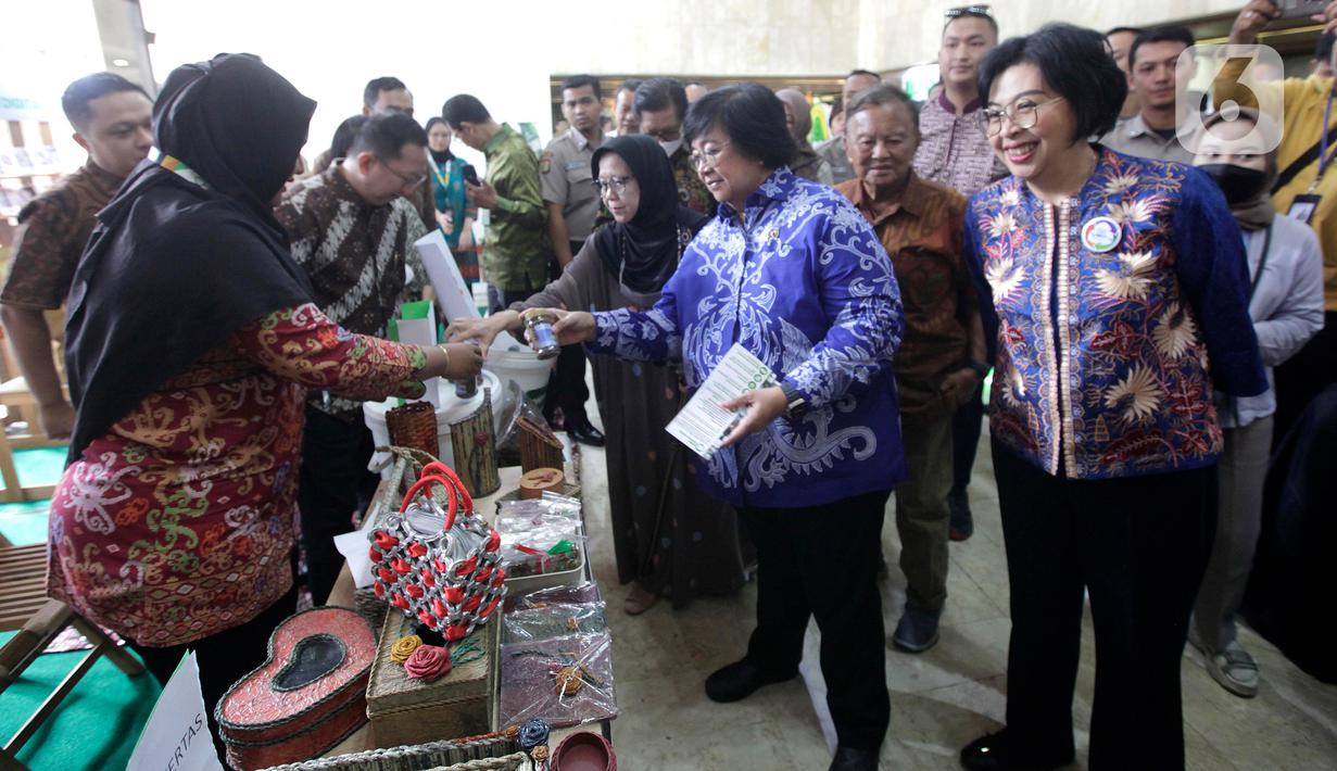 Menteri Kehutanan dan Lingkungan Hidup (KLHK) Siti Nurbaya hadir dalam acara Festival Hari Peduli Sampah Nasional 2023 di Gedung Manggala Wanabakti, Jakarta, Selasa(13/6/2023). (Liputan6.com/Johan Tallo)