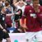 Para pemain mengajukan banding kepada wasit Chris Kavanagh setelah ia membatalkan gol Callum Wilson dari West Ham selama pertandingan Liga Inggris antara West Ham dan Arsenal di London, Minggu, 10 Mei 2026. (Foto AP/Ian Walton)