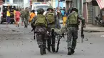 Sejumlah tentara membawa rekannya usai bom rakitan meledak dekat kendaraan militer di Kota Jolo, Pulau Sulu, Filipina, Senin (24/8/2020). Sebanyak 10 orang tewas dan puluhan lainnya terluka -banyak dari mereka tentara atau polisi- dalam pemboman ganda tersebut. (Nickee BUTLANGAN/AFP)