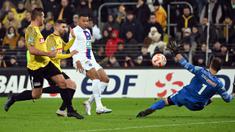 Pemain PSG, Kylian Mbappe (tengah) mencetak gol ke gawang US Pays de Cassel pada laga babak 32 besar Coupe de France 2022/2023 di Stade Bollaert-Delelis, Selasa (24/1/2023) dini hari WIB. Paris Saint-Germain sukses menutup laga dengan kemenangan 7-0. (AFP/Francois Lo Presti)