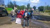 Sebanyak 1500 masker dibagikan kepada pengendara dan warga di jalan Meulaboh - Tapak Tuan, Minggu (29/9/2019), namun tujuannya bukan meminimalisir dampak kabut asap, tetapi debu batu bara (Liputan6.com/Rino Abonita)