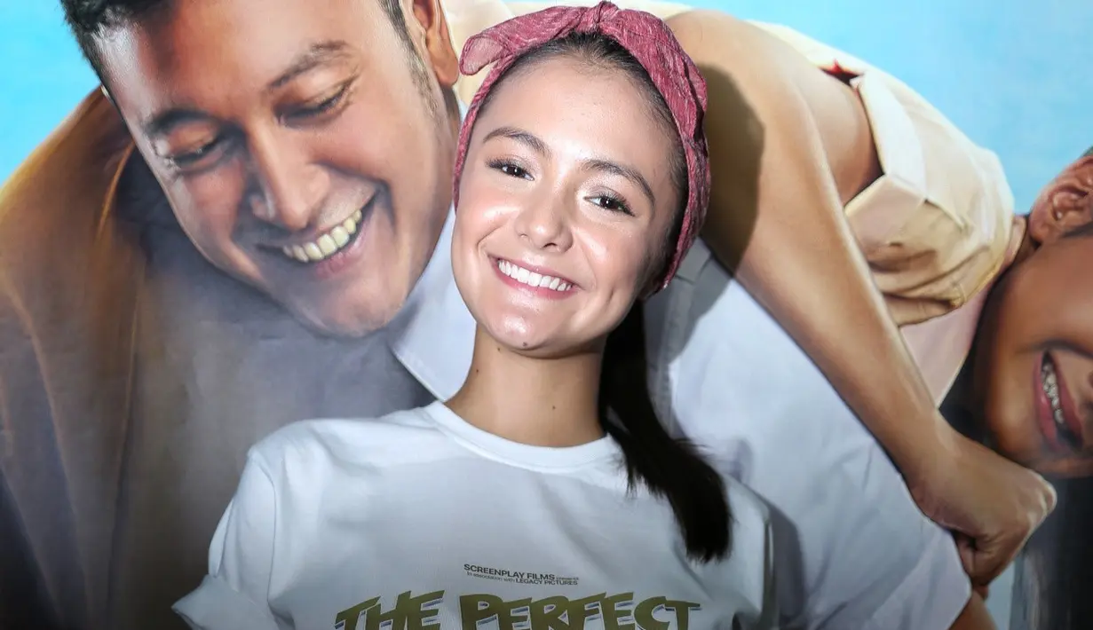 Dalam film bergenre komedi ini, Amanda memerankan sebagai Alya. Gadis SMA yang dijodohkan dengan pria ganteng yang berprofesi sebagai pilot bernama Arsen (Dimas Anggara). (Adrian Putra/ Bintang.com)