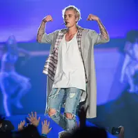 Tiada hentinya sepasang mantan kekasih Justin Bieber dan Selena Gomez menuai sensasi. Sempat dikabarkan Justin dan Selena batal berkencan dikarenakan mereka berdua bertengkar. (AFP/Bintang.com)