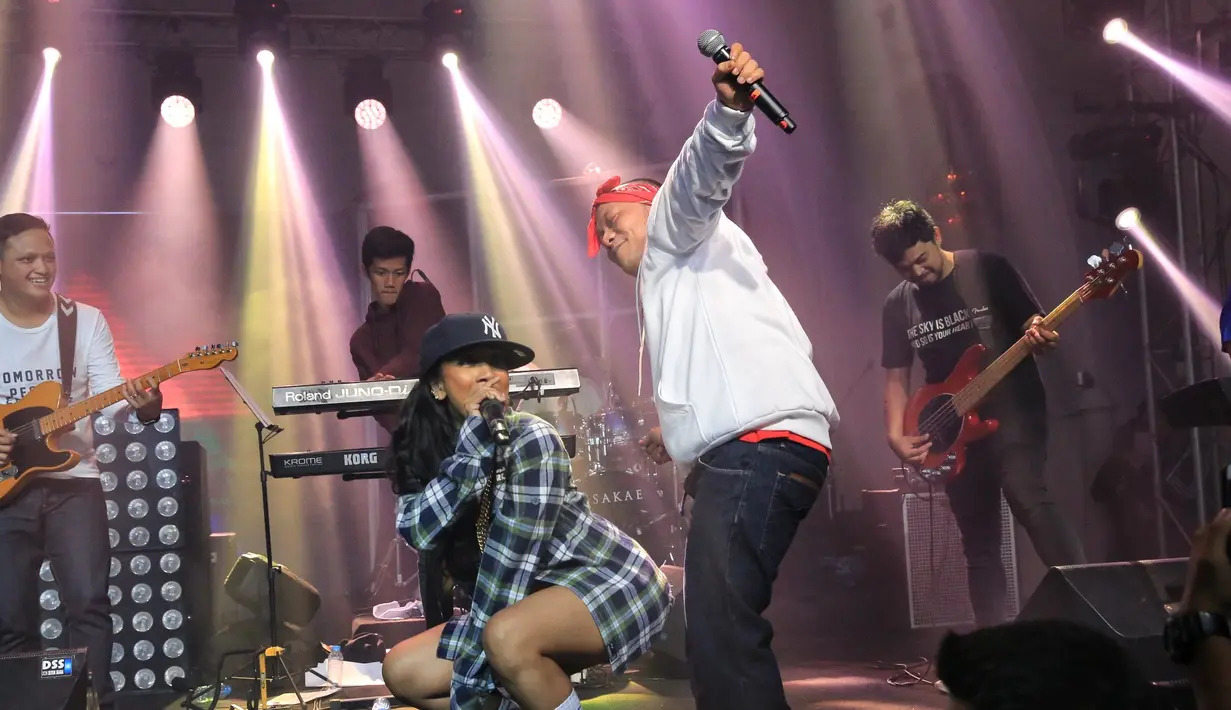 Membuka penampilannya dengan membawakan lagu Nombok Dong. Penonton yang sejak sore sudah memadati arena, terlihat ikut menyanyi dan menari mengikuti alunan musik. (Adrian Putra/Bintang.com)