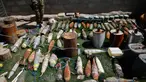 Sejumlah amunisi, mortir dan bahan peledak lainnya diperlihatkan di wilayah barat Mosul, Kamis (6/4). Senjata-senjata tersebut berhasil disita saat melakukan penyisiran lokasi yang menjadi persembunyian militan ISIS di Mosul. (AFP Photo / Ahmad Gharabli)