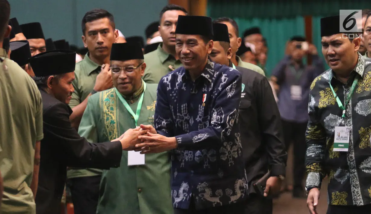 Presiden Joko Widodo atau Jokowi bersalaman saat menghadiri Harlah ke-93 NU di Jakarta, Kamis (31/1). Jokowi didampingi Ketua Umum PBNU Said Aqil Siradj. (Liputan6.com/Angga Yuniar)
