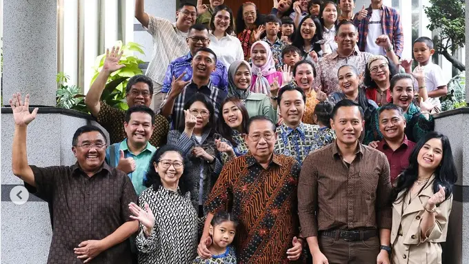 Potret keluarga besar Sarwo Edhi Wibowo (Sumber: Instagram/annisayudhoyono dan Instagram/agusyudhoyono)