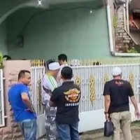 Penyidik Polda Metro Jaya melakukan penggeledahan rumah Firza Husein. Sementara napi narkoba Nusakambangan berhasil dibekuk.