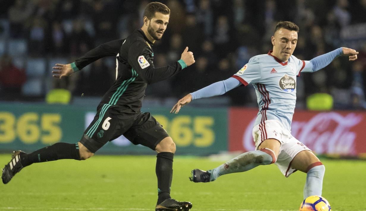 Gelandang Celta Vigo, Iago Aspas, berusaha melewati bek Real Madrid, Nacho, pada laga La Liga Spanyol di Stadion Balaidos, Vigo, Minggu (7/1/2018). Kedua klub bermain imbang 2-2. (AP/Lalo R. Villar)