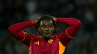 Gelandang AS Roma, Manu Kone. (Filippo MONTEFORTE / AFP)