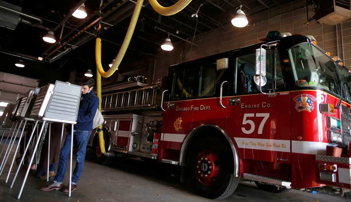 Warga menyalurkan hak suaranya di sebuah stasiun pemadam kebakaran yang dijadikan lokasi tempat pemungutan suara (TPS) pemilihan presiden Amerika Serikat (Pilpres AS) di Chicago, Illinois, Selasa (8/11). (REUTERS/Jim Young)