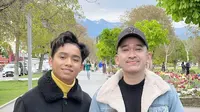 Kekompakan Ruben Onsu dan Betrand Peto salah satunya bisa dilihat dari pilihan berpakaian. Seperti saat keduanya liburan bersama ke Swiss. (Foto: Instagram @ruben_onsu)