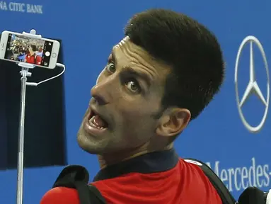 Petenis  Novak Djokovic melakukan selfie bersama fans usai mengalahkan petenis Italia Simone Bolelli di China Open tennis tournament, Beijing, China, Selasa (06/10/2015).  (REUTERS/Kim Kyung-Hoon)