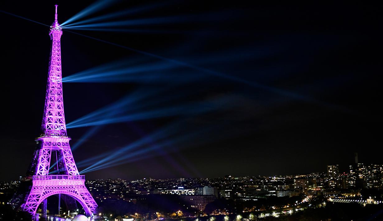 Menara Eiffel diterangi cahaya warna pink sebagai tanda Bulan Kesadaran Kanker Payudara di Paris, Selasa (1/10/2019). Tiap tahunnya di bulan Oktober, ditetapkan sebagai bulan kewaspadaan kanker payudara. (Photo by STEPHANE DE SAKUTIN / AFP)