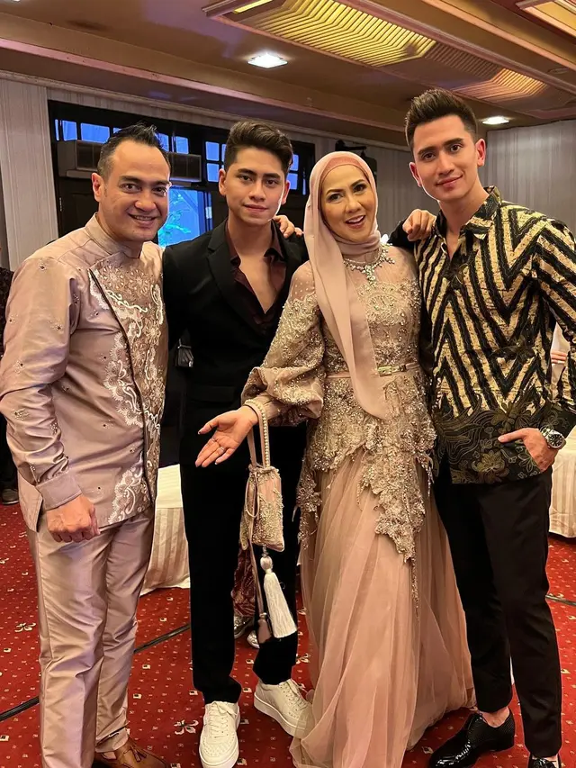 Verrell Bramasta pakai batik di acara lamaran Venna Melinda dan Ferry Irawan (Foto: Instagram/@bramastavrl)