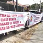 Beberapa simpatisan caleg DPR-RI terpilih Gerindra dari dapil XI Garut-Tasik, Ervin Luthfi nampak membentangkan spanduk sebagai bentuk protes dan gugatan kepada DPP Partai Gerindra atas pergantian tersebut (Liputan6.com/Jayadi Supriadin)