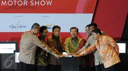 Wakil Presiden Jusuf Kalla (tengah) bersama Ketua DPR RI, Setya Novanto (ketiga kiri) membuka secara resmi Indonesia Internasional Motor Show 2015 di JI Expo Kemayoran, Jakarta, Rabu (19/8/2015). (Liputan6.com/Helmi Fithriansyah) 