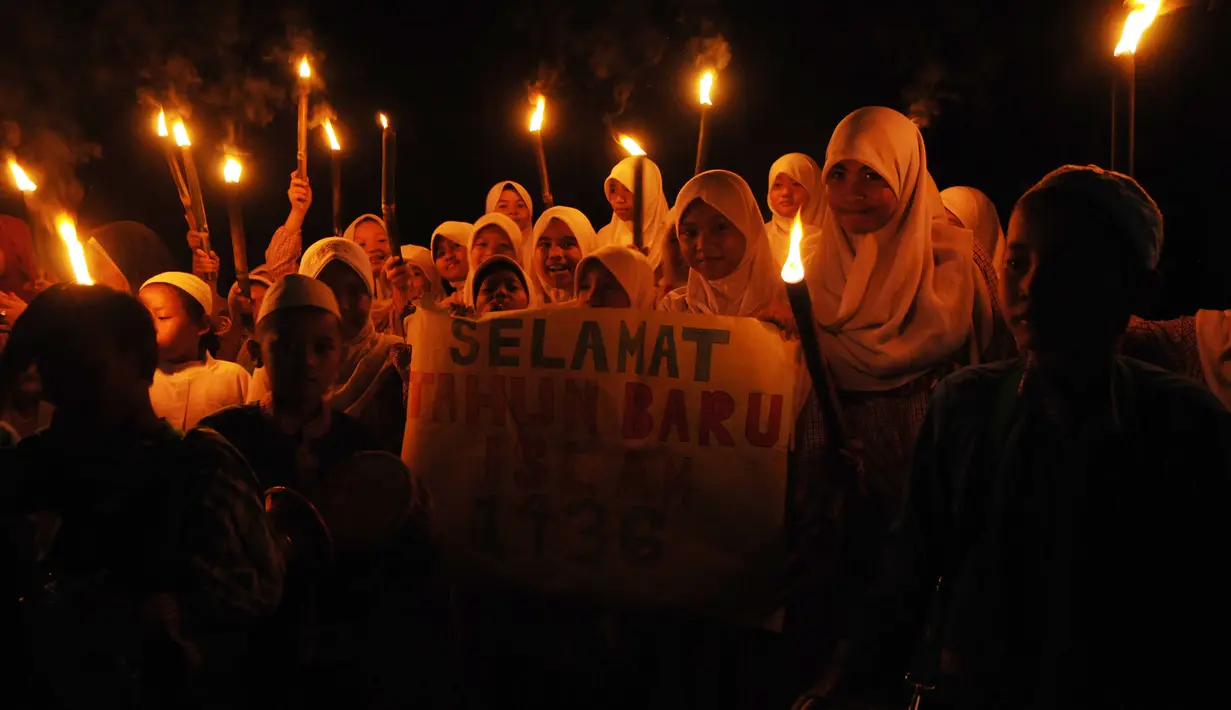 Puluhan anak warga Kelurahan Kemiri Muka mengikuti pawai obor di Jalan Juanda, Depok, Jawa Barat, Jumat (24/10/2014). Pawai obor tersebut digelar dalam rangka memperingati Tahun Baru Islam 1 Muharam 1436 H (Antara Foto/Indrianto Eko Suwarso)