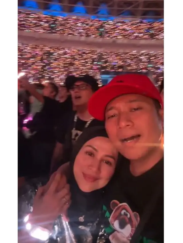 9 Potret Pasangan Artis Nonton Konser Coldplay di Jakarta, Bak Masa Pacaran