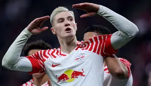 Benjamin Sesko, striker muda Slovenia berusia 20 tahun yang kini tengah menjalani musim pertama bersama RB Leipzig di Bundesliga total telah mencetak 7 gol dari 22 laga di semua ajang. Kekurangan menit bermain akibat hanya jadi pilihan kedua di RB Leipzig, membuat sang pemain diyakini akan menerima tawaran Manchester United untuk hengkang pada bursa transfer Januari 2024. MU pun harus bersaing dengan beberapa klub lain yang juga meminatinya, seperti Chelsea, Arsenal dan Newcastle United. (AFP/Ronny Hartmann)