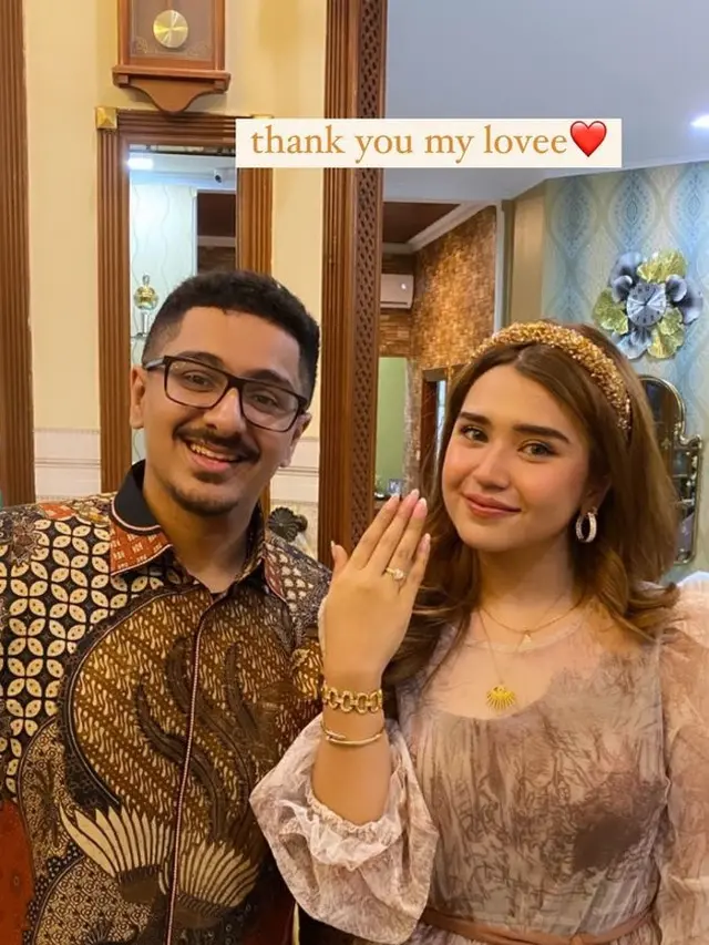 7 Potret Azella Alhamid Cucu Elvi Sukaesih yang Dilamar Kekasih Ini Romantis