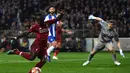 Sadio Mane melepaskan tembakan ke gawang Iker Cassilas yang menghasilkan gol pada leg kedua babak perempat final Liga Champions yang berlangsung di Stadion do Dragao, Porto, Kamis (17/4). Liverpool menang 4-1 atas Porto. (AFP/Paul Ellis)