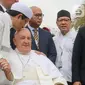 Imam Besar Masjid Istiqlal Nasaruddin Umar (kiri) mencium Pemimpin Takhta Suci Vatikan Paus Fransiskus usai melakukan foto bersama di Masjid Istiqlal, Jakarta, Kamis (5/9/2024). (Liputan6.com/Herman Zakharia)