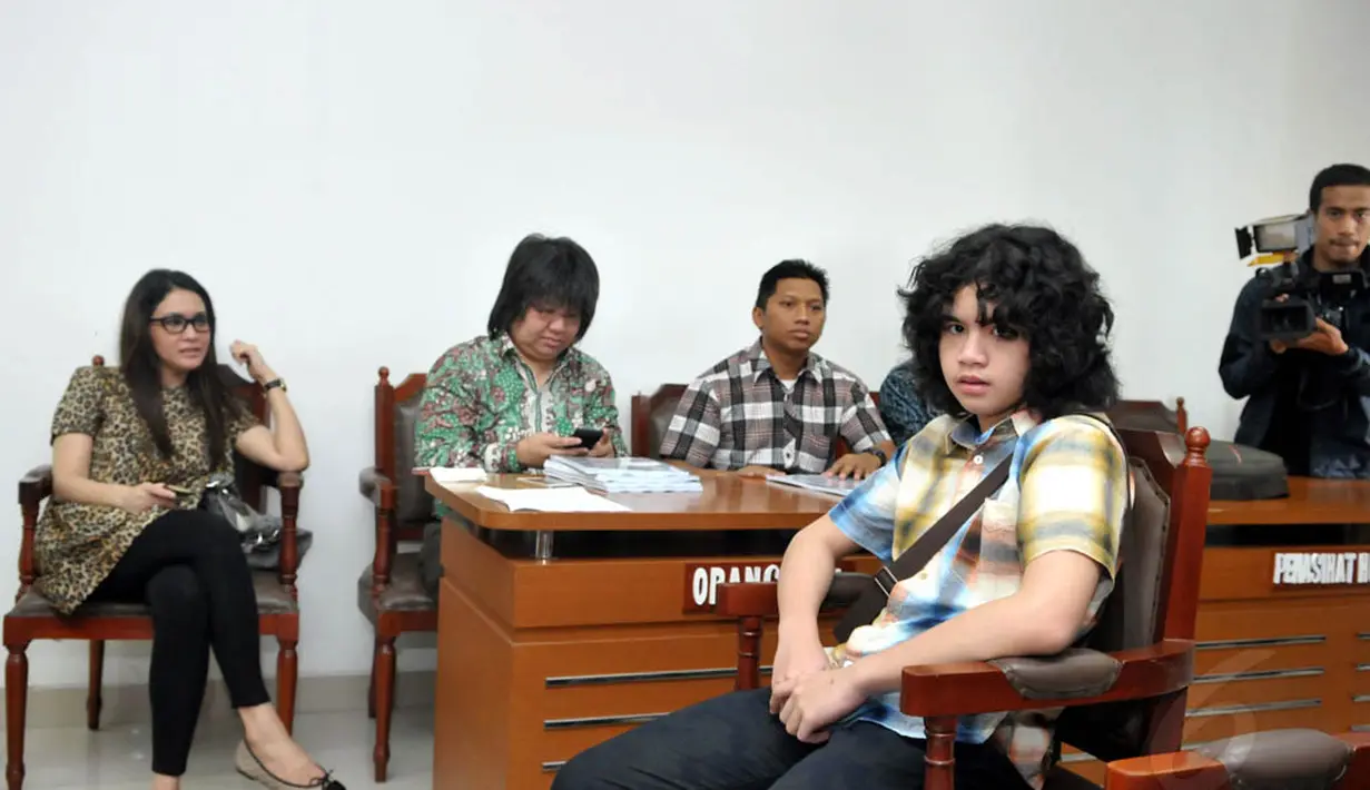 Remaja berambut keriting tersebut tidak bisa membacakannya secara langsung di depan majelis hakim. Hal itu dikarenakan padatnya jadwal sidang dari hakim yang bersangkutan. (Liputan6.com/Panji Diksana)