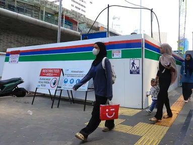 Warga melintas di area pedestrian kawasan Jalan MH Thamrin, Jakarta, Senin 20 April 2026. PT MRT Jakarta memberlakukan rekayasa lalu lintas dan trotoar di Jalan MH Thamrin sisi barat (area Plaza Indonesia). (Kapanlagi.com/Budy Santoso)