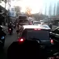 Padatnya lalu lintas Jakarta pagi ini diwarnai kecelakaan truk bermuatan kertas di Tol Jakarta arah Merak KM 58.