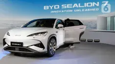 Pengunjung melihat tampilan mobil BYD sealion 7 saat gelaran Indonesia International Motor Show (IIMS) 2025 di JIExpo Kemayoran, Jakarta, Kamis (13/2/2025). (Liputan6.com/Herman Zakharia)