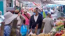 Orang-orang mengenakan masker berbelanja di sebuah pasar di Wina, Austria (9/5/2020). Austria secara bertahap melonggarkan kebijakan pembatasannya setelah hampir dua bulan memberlakukan karantina wilayah (lockdown) untuk mengatasi coronavirus. (Xinhua/Georges Schneider)