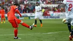 Lionel Messi sukses mencetak gol pertama untuk Barcelona di Ramon Sanchez Pizjuan (REUTERS/Marcelo del Pozo)