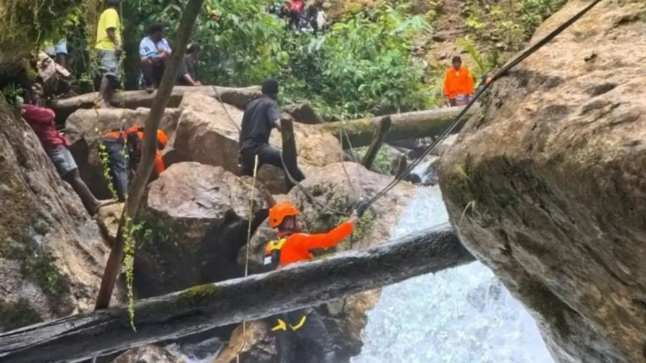 TKP presenter TVRI dilaporkan terseret arus sungai di kawasan Air Terjun Memti, Kampung Sisrang, Kabupaten Pegunungan Arfak.