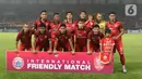 Laga ini sempat diwarnai insiden lampu stadion mati sehingga laga tertunda hampir dua jam. (Liputan6.com/Herman Zakharia)