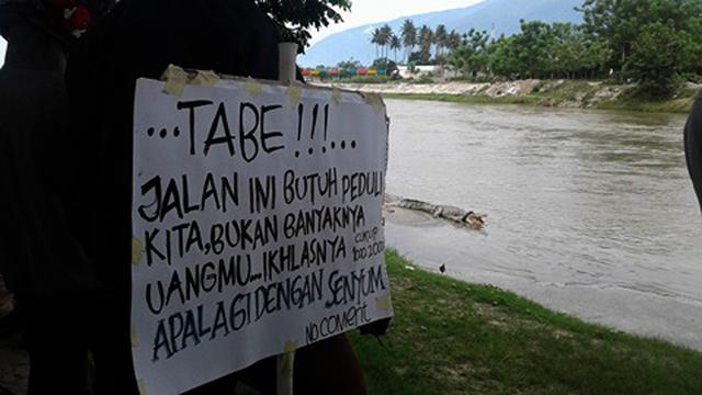 Buaya berkalung ban