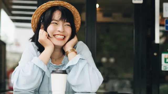 bahagia manis tersenyum santai