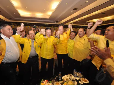 Agung Laksono (tengah) terpilih sebagai Ketua Umum Partai Golkar pada Munas di Ancol, Jakarta, Senin (8/12/2014). (Liputan6.com/Miftahul Hayat)