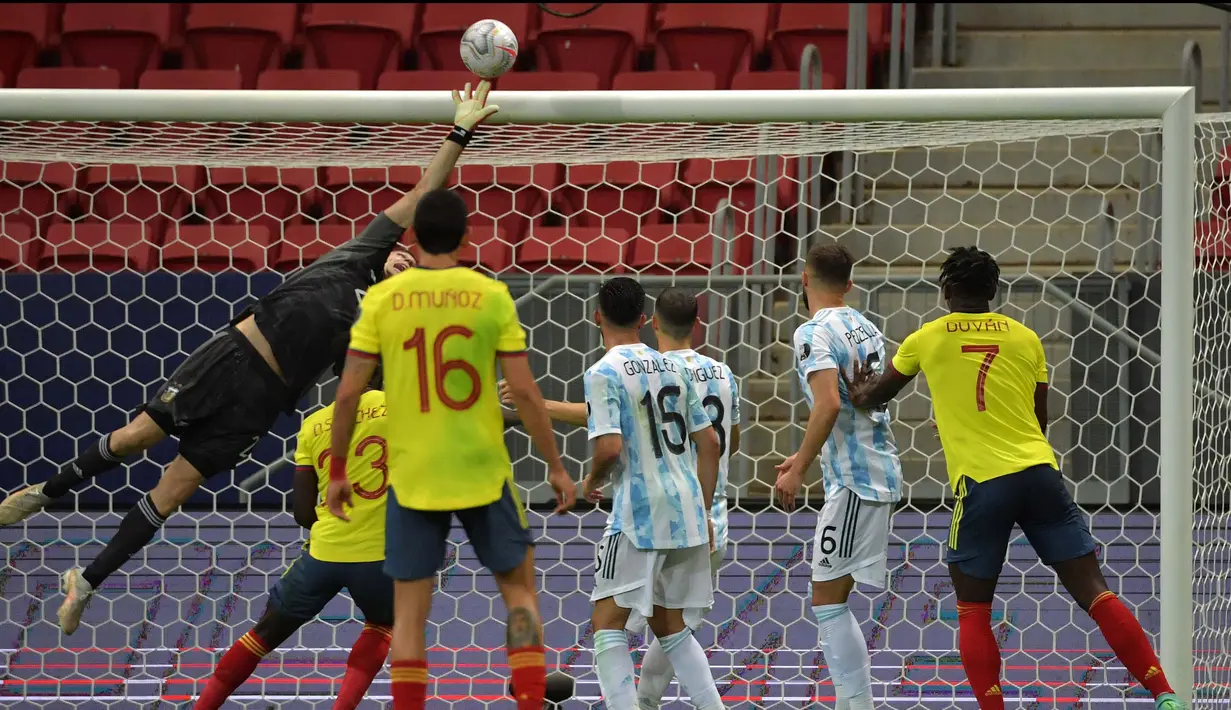 Aksi heroik Emiliano Martinez itu kemudian langsung mengantar timnas Argentina lolos ke final Copa America 2021 berkat kemenangan 3-2 via adu penalti. (Foto: AFP/Nelson Almeida)