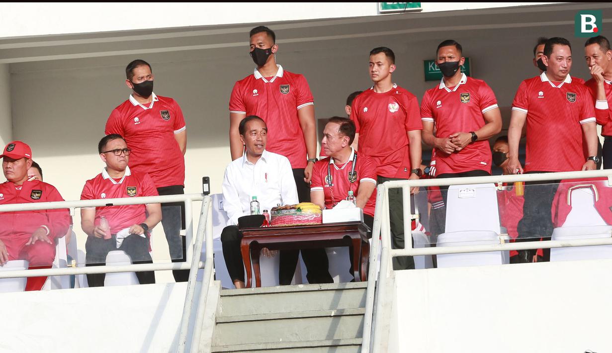 <p>Presiden RI, Joko Widodo, berbincang dengan Ketua PSSI, Mochamad Iriawan saat menonton Timnas Indonesia melawan Vietnam dalam laga leg pertama babak semifinal Piala AFF 2022 di Stadion Utama Gelora Bung Karno (SUGBK), Jumat (6/1/2023) sore WIB. (Bola.com/M Iqbal Ichsan)</p>