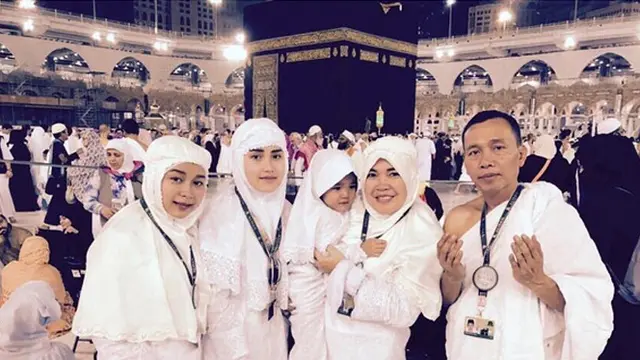 Ayu Ting Ting dan keluarga