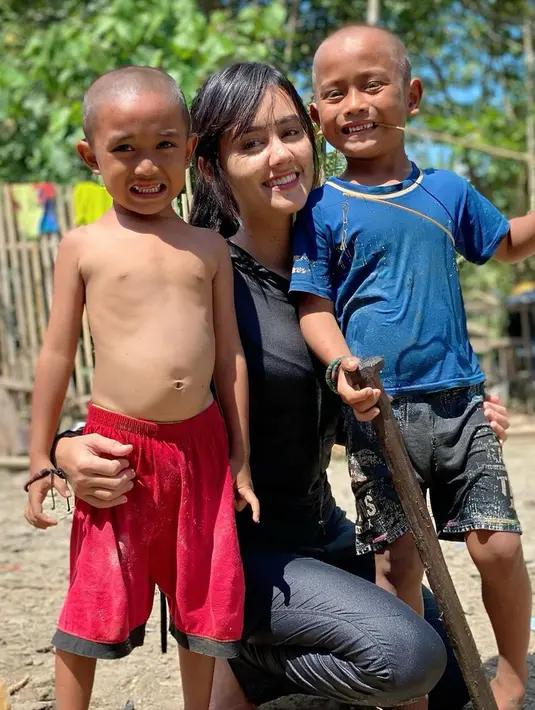 Model video klip Ndarboy Genk di lagu Ojo Nangis ini memang sosok yang sangat ramah dengan para bocah. Merangkul dan melempar senyum manis selalu ditunjukkan oleh Jodilee Warwick. Jiwa petulang yang dimiliki Jodilee ini membuatnya kian terlihat menawan. (Liputan6.com/IG/@jodileewarwick)
