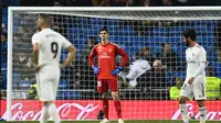 1. Ekspresi  Courtois usai gawang nya di bobol oleh pemain Real Sociedad Willian Jose pada laga lanjutan La Liga Spanyol yang berlangsung di Stadion Santiago Bernabeu, Madrid, Senin (7/1). Real Madrid kalah 0-2 kontra Real Sociedad. (AFP/Gabriel Bouys)