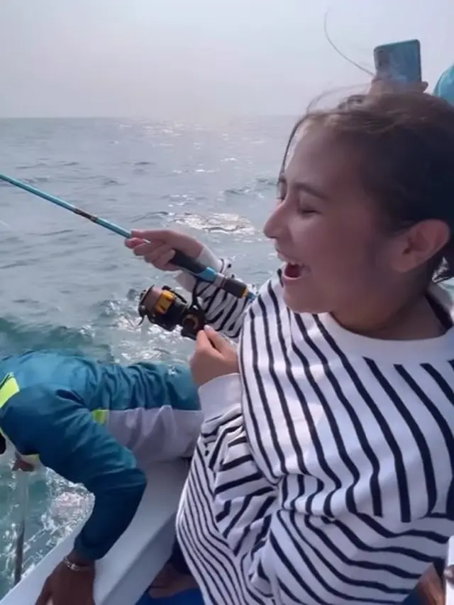 Prilly Latuconsina mancing ikan (Instagram/prillylatuconsina96)