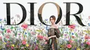Jesse James Keitel mengenakan Dior Ready-To-Wear oleh Maria Grazia Chiuri. Bintang film Big Sky ini juga mengenakan tas Dior, sepatu, dan perhiasan. Riasan oleh Dior Beauty. (dok/Dior).