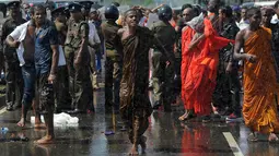 Ekspresi seorang biksu saat melakukan aksi protes di kota pelabuhan selatan Hambantota, Sri Lanka (7/1). Aksi protes ini mengakibatkan beberapa korban terluka akibat tembakan gas air mata dari bentrokan dengan pihak kepolisian. (AFP/Ishara S. Kodikara)