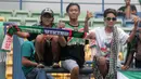 Kebersamaan Bonek dan Viking saat mendukung Persebaya saat melawan PSIS Semrang dalam laga perdana babak 8 besar Grup Y Liga 2 Indonesia di Stadion GBLA, Bandung, (15/11/2017). Persebaya menang atas PSIS Semang 1-0. (Bola.com/Ronald Seger)