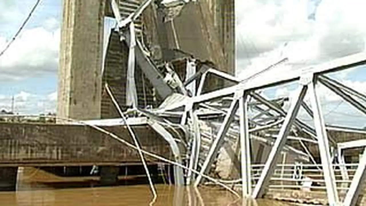 110112ajembatan-kukar.jpg