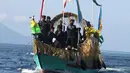 Suasana saat kapal tradisional berlayar dalam formasi perang dalam Parade Juanga selama perayaan Festival Tidore 2018 di Maluku Utara, Rabu (11/4). Festival Tidore 2018 menyoroti budaya tradisional masyarakat. (Liputan6.com/Sardy Marsoaly)