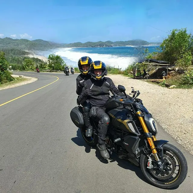Berjiwa Muda, Ini 7 Potret Ari Wibowo saat Touring Hingga Ikut Trail